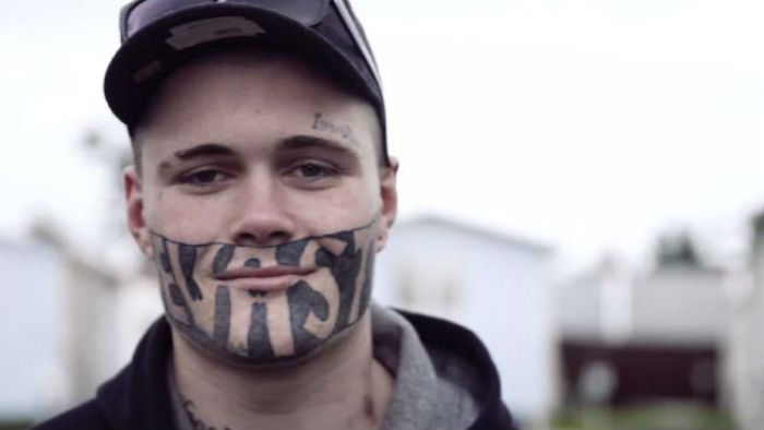 Фотография: 19-летний парень с татуировкой на лице ищет хоть кого-нибудь, кто предложит ему работу №1 - BigPicture.ru