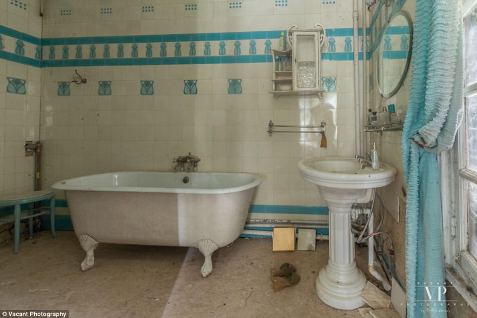 Фотография: Внутри таинственного французского особняка, который 20 лет стоит заброшенным №14 - BigPicture.ru