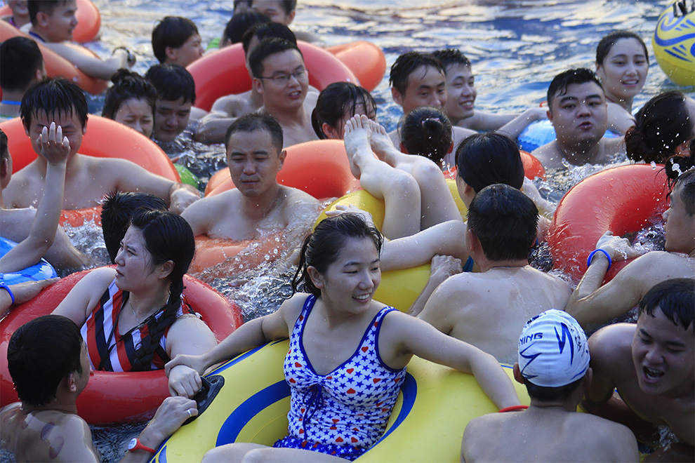Фотография: Китайцы набиваются в бассейны так, что за ними не видно воды №2 - BigPicture.ru