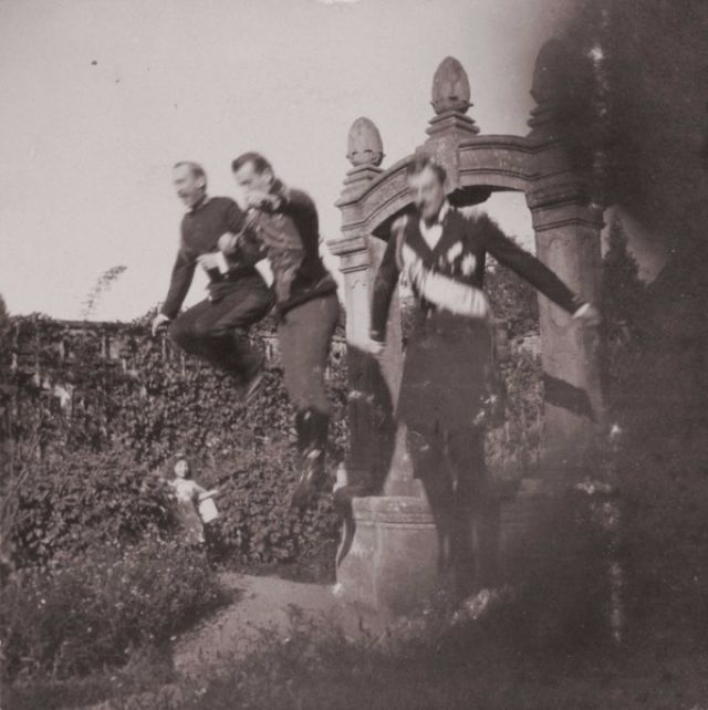 Фотография: Император Николай II дурачится с друзьями на фотографиях 1899 года №14 - BigPicture.ru