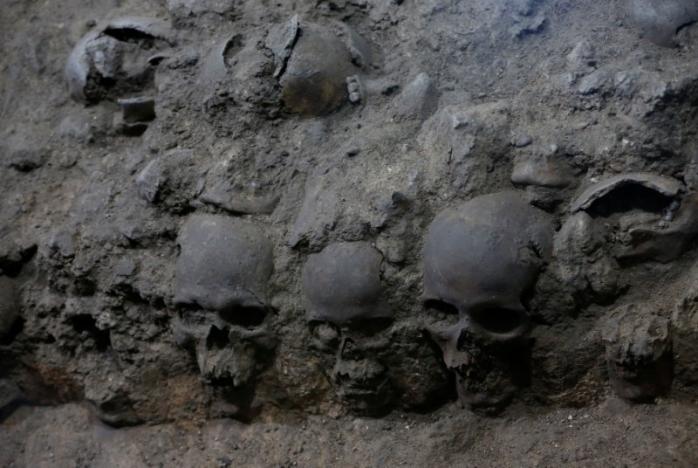 Фотография: В Мехико обнаружили ацтекскую башню из человеческих черепов №16 - BigPicture.ru
