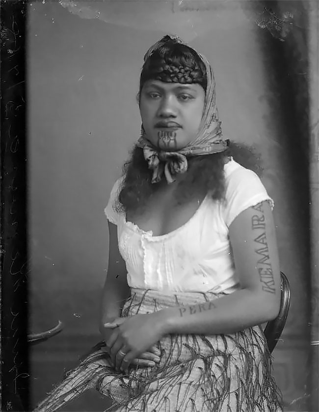 Фотография: Татуировки на лице — священная традиция женщин племени маори №16 - BigPicture.ru