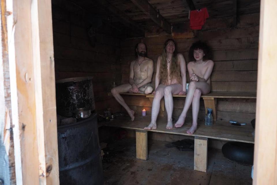 Фотография: Семья Этчли живет 18 лет отшельниками вдали от цивилизации №15 - BigPicture.ru