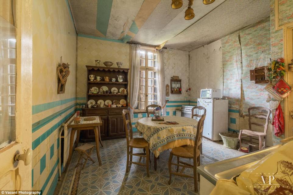 Фотография: Внутри таинственного французского особняка, который 20 лет стоит заброшенным №19 - BigPicture.ru
