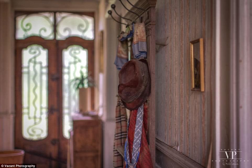 Фотография: Внутри таинственного французского особняка, который 20 лет стоит заброшенным №22 - BigPicture.ru
