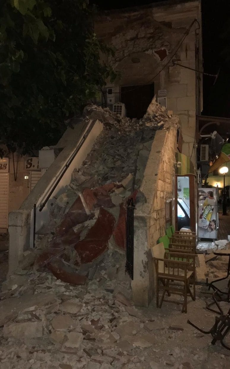 Фотография: В Греции и Турции 200 человек пострадало от землетрясения №14 - BigPicture.ru