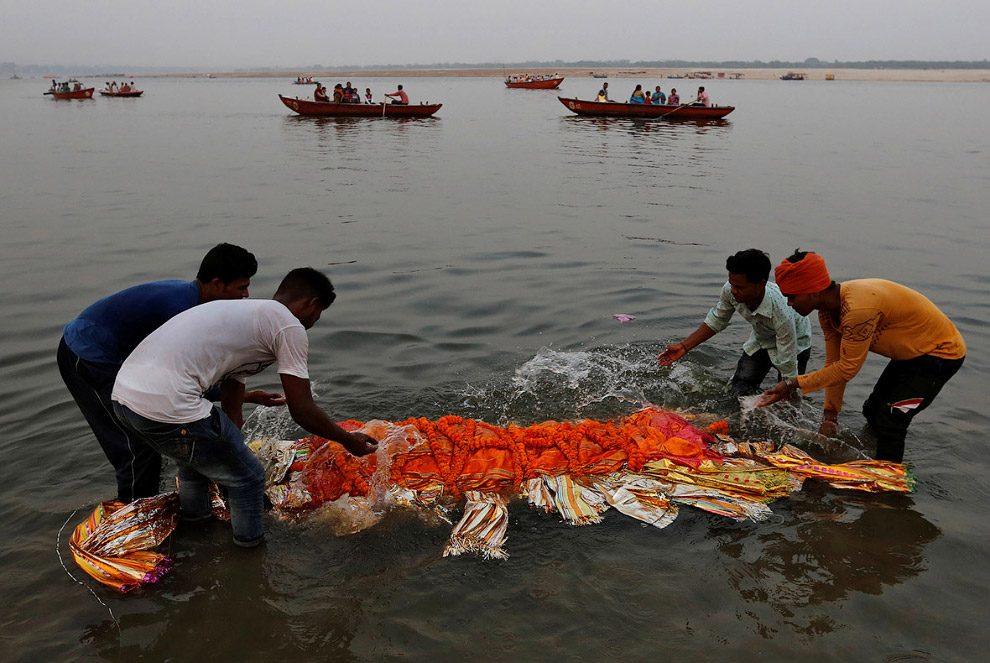 Фотография: Все цвета грязи: как индийцы убивают священную реку Ганг №18 - BigPicture.ru