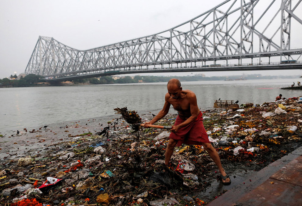 Фотография: Все цвета грязи: как индийцы убивают священную реку Ганг №1 - BigPicture.ru