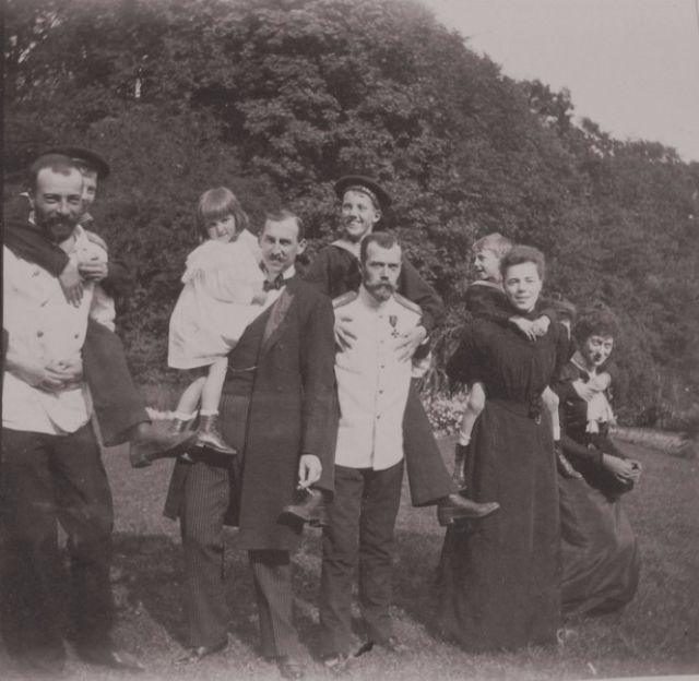 Фотография: Император Николай II дурачится с друзьями на фотографиях 1899 года №5 - BigPicture.ru