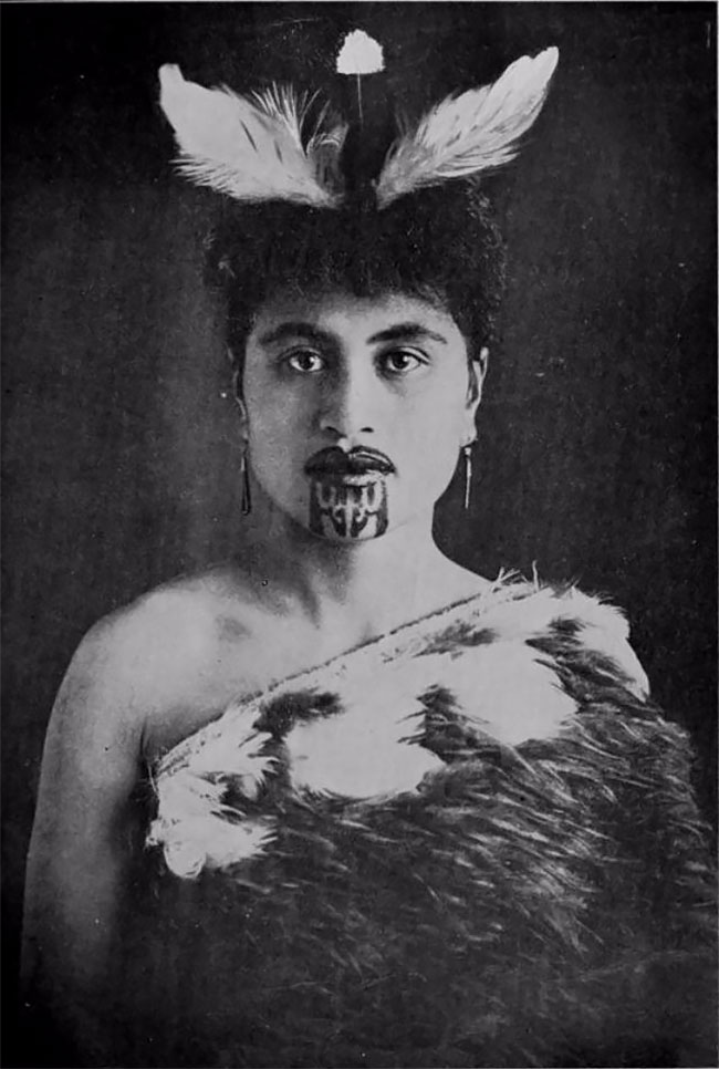 Фотография: Татуировки на лице — священная традиция женщин племени маори №2 - BigPicture.ru