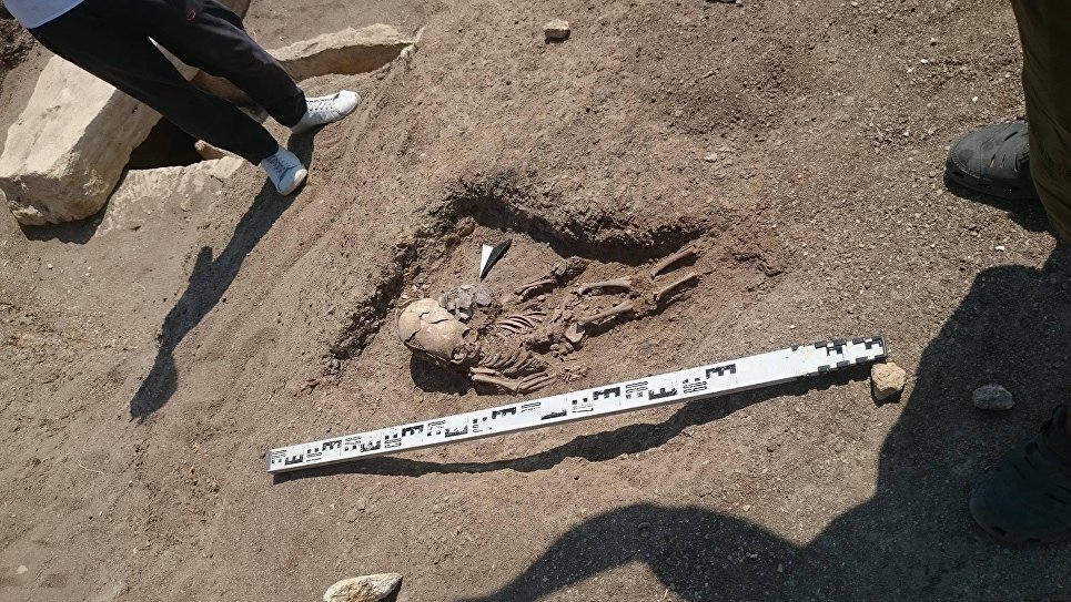 Фотография: В Крыму нашли скелет младенца II века с вытянутым черепом №2 - BigPicture.ru