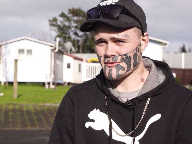 Фотография: 19-летний парень с татуировкой на лице ищет хоть кого-нибудь, кто предложит ему работу №2 - BigPicture.ru