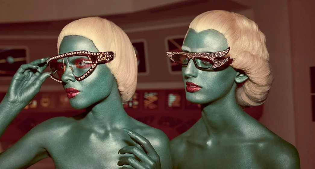 Фотография: Винтажные инопланетяне и динозавры в новой сумасшедшей рекламе Gucci №5 - BigPicture.ru