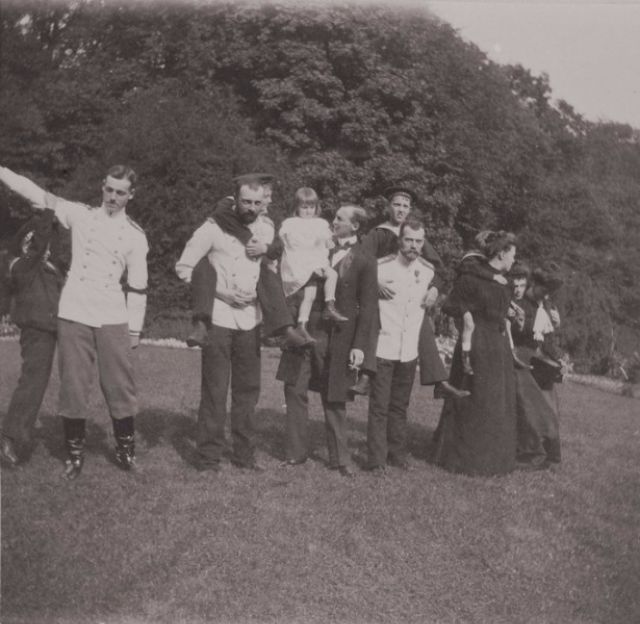 4 - Император Николай II дурачится с друзьями на фотографиях 1899 года