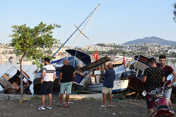 Фотография: В Греции и Турции 200 человек пострадало от землетрясения №6 - BigPicture.ru