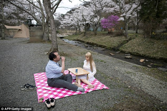Фотография: Все больше японцев предпочитают отношения с резиновыми секс-куклами №5 - BigPicture.ru