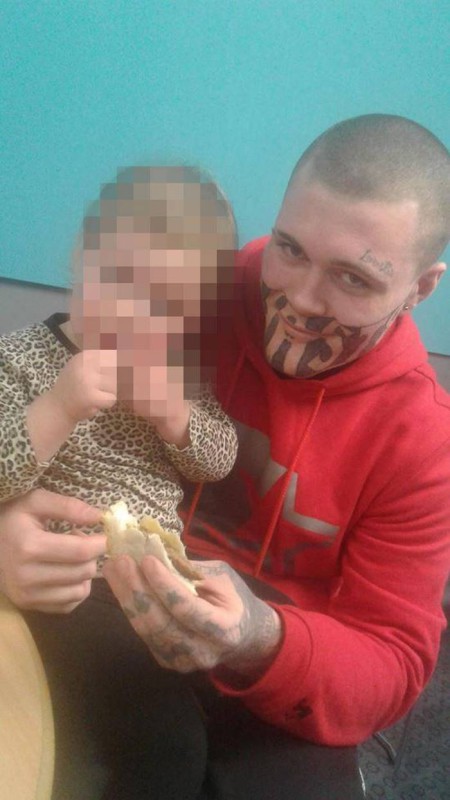 Фотография: 19-летний парень с татуировкой на лице ищет хоть кого-нибудь, кто предложит ему работу №6 - BigPicture.ru