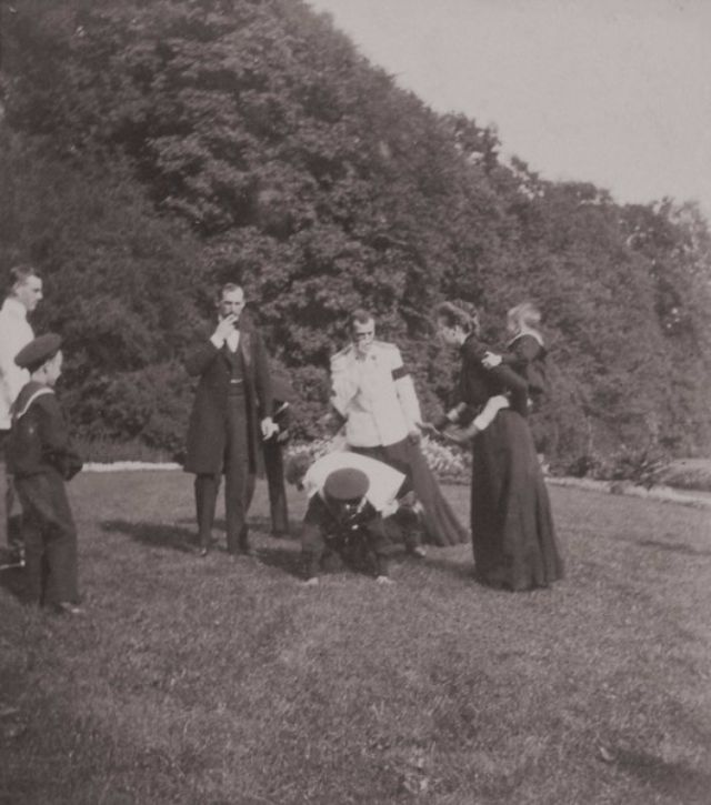 Фотография: Император Николай II дурачится с друзьями на фотографиях 1899 года №9 - BigPicture.ru