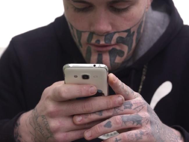 Фотография: 19-летний парень с татуировкой на лице ищет хоть кого-нибудь, кто предложит ему работу №8 - BigPicture.ru