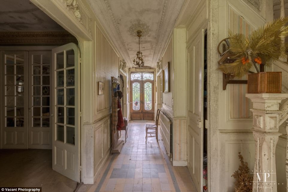 Фотография: Внутри таинственного французского особняка, который 20 лет стоит заброшенным №9 - BigPicture.ru