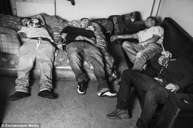 Фотография: Оружие, наркотики и насилие: будни американской уличной банды №8 - BigPicture.ru