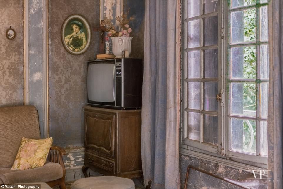 Фотография: Внутри таинственного французского особняка, который 20 лет стоит заброшенным №10 - BigPicture.ru
