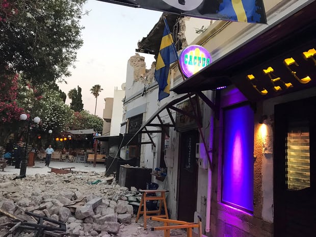 Фотография: В Греции и Турции 200 человек пострадало от землетрясения №10 - BigPicture.ru