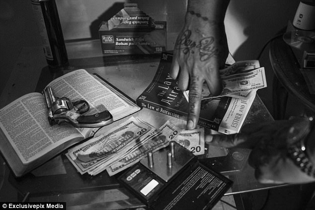 Фотография: Оружие, наркотики и насилие: будни американской уличной банды №9 - BigPicture.ru