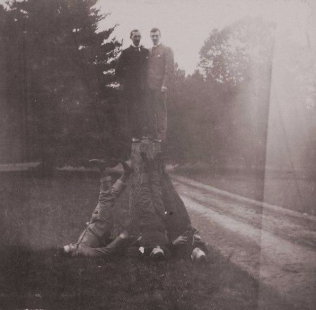 Фотография: Император Николай II дурачится с друзьями на фотографиях 1899 года №7 - BigPicture.ru