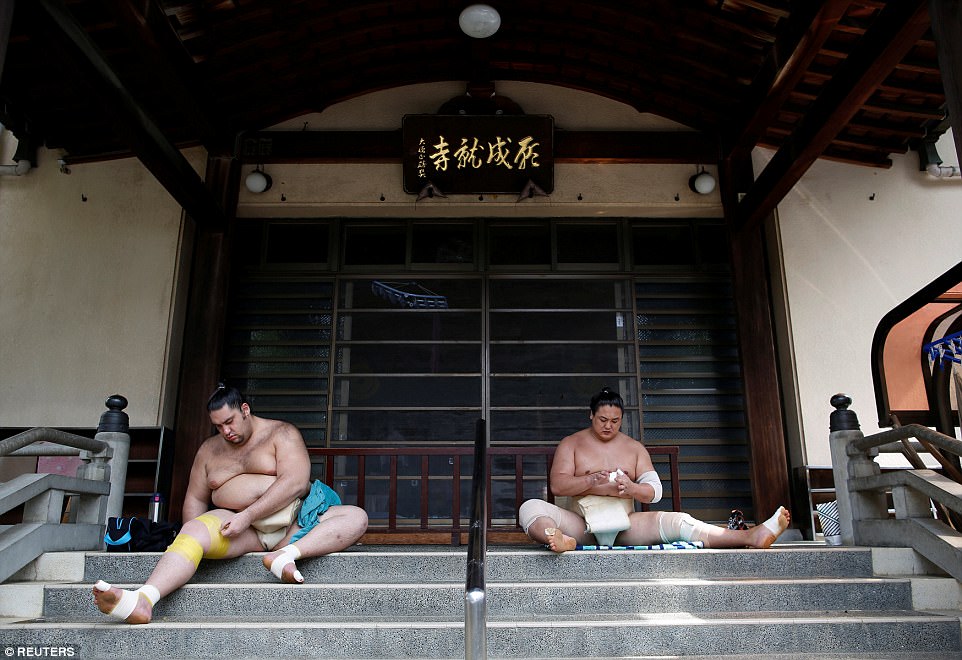 Фотография: 8000 калорий в день и кислородные маски: как живут борцы сумо №10 - BigPicture.ru