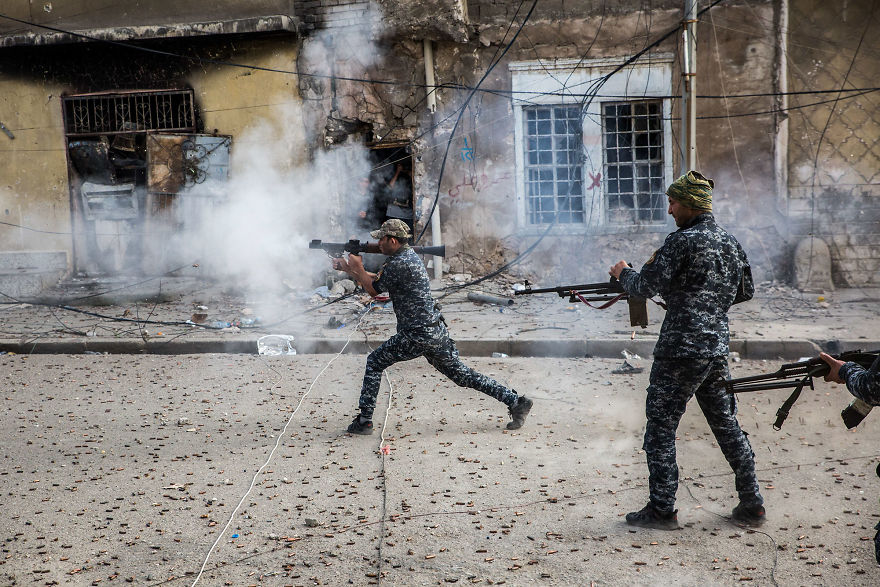 Фотография: Убить или быть убитым: остросюжетные кадры антитеррористической операции в Ираке №2 - BigPicture.ru