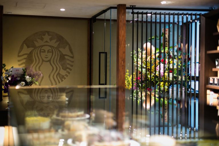 Фотография: В трехсотлетнем японском доме открылся самый колоритный в мире Starbucks №6 - BigPicture.ru