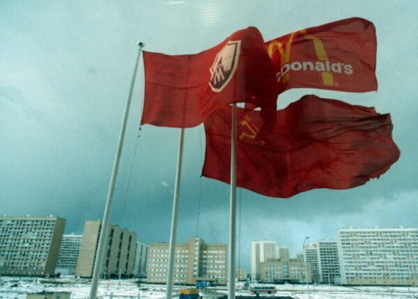 30 исторических фото открытия первого «Макдоналдса» в Москве в 1990 году