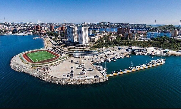 Во Владивостоке достроили футбольное поле, с трех сторон окруженное морем
