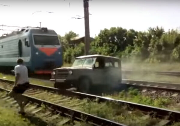«Эльдар, вылазь»: на Кубани поезд протаранил застрявший на рельсах УАЗ
