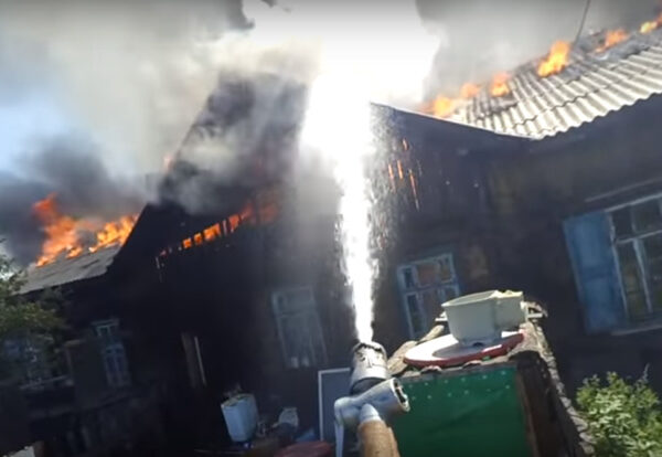 Эпичная битва в Чите: пожарный снял тушение огня на экшен-камеру