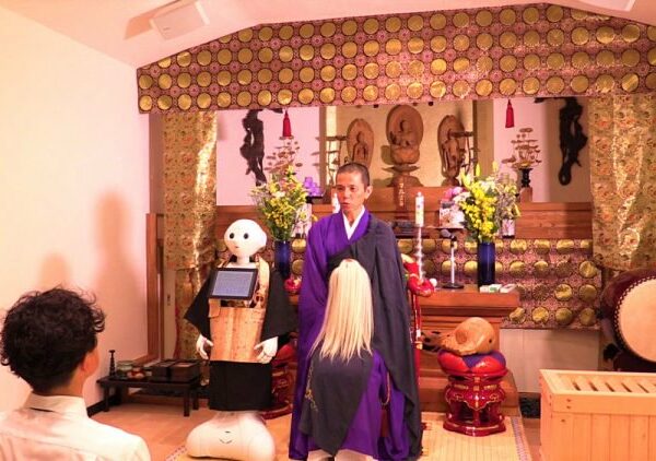 Буддийские роботы в Японии предлагают ритуальные услуги дешевле, чем священники