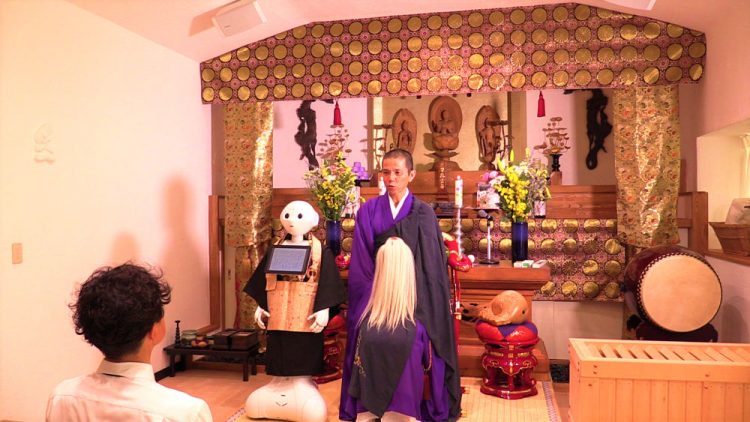 Фотография: Буддийские роботы в Японии предлагают ритуальные услуги дешевле, чем священники №1 - BigPicture.ru