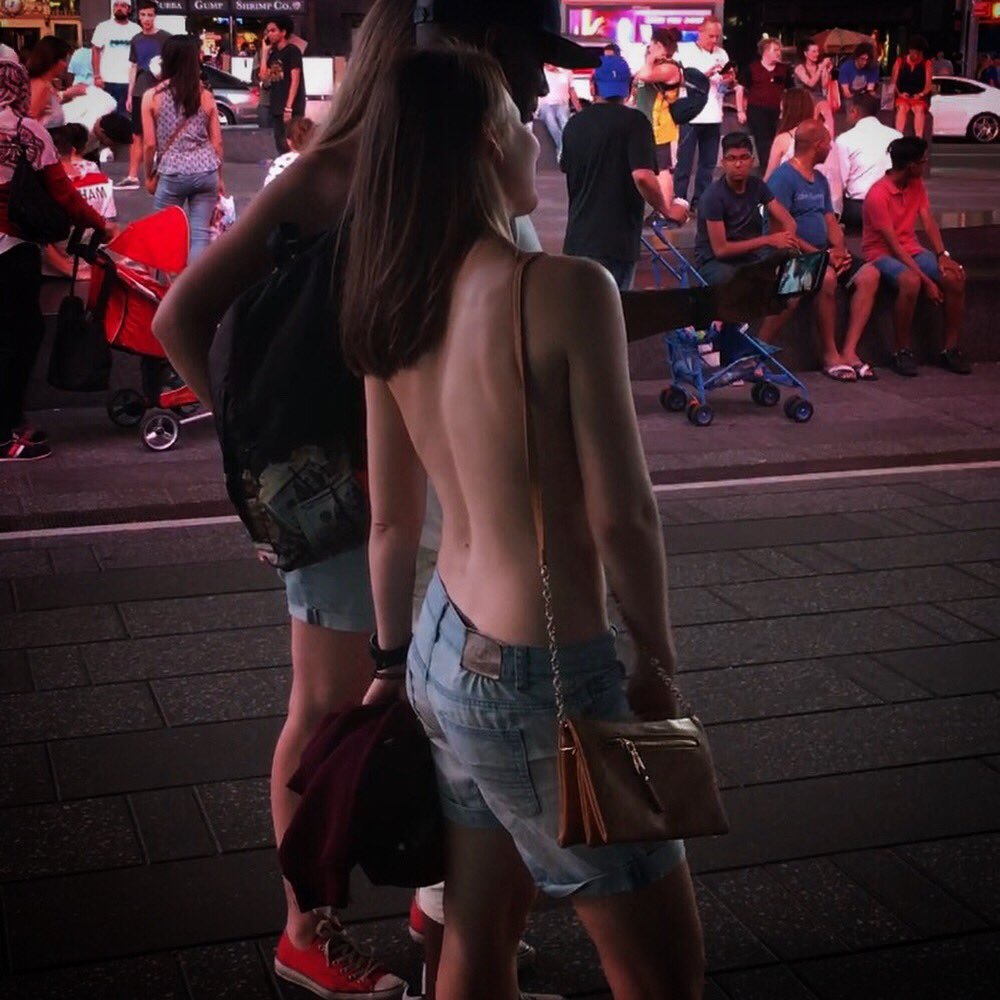 Фотография: Две российские феминистки прошлись по центру Нью-Йорка, обнажив грудь №3 - BigPicture.ru