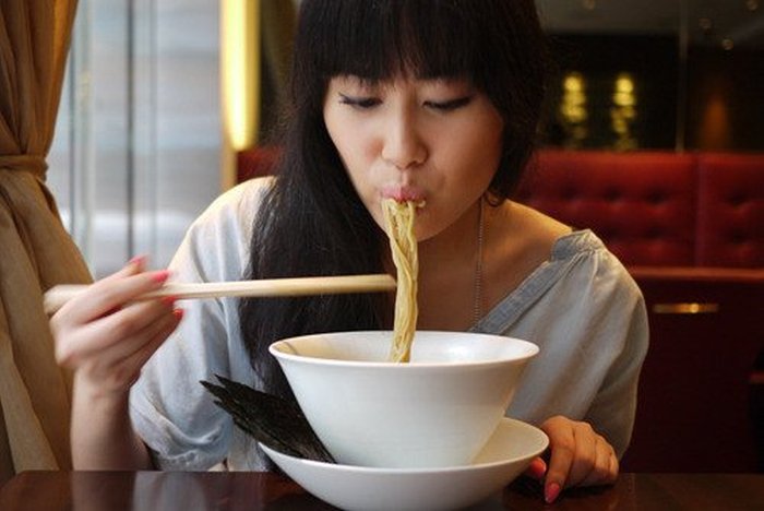 Фотография: Предъявите ваши льготы: китайский ресторан предлагает скидки в зависимости от объема груди №1 - BigPicture.ru