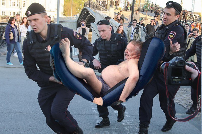 Фотография: Пошел по рукам: Жириновский на матрасе стал новым мемом №6 - BigPicture.ru