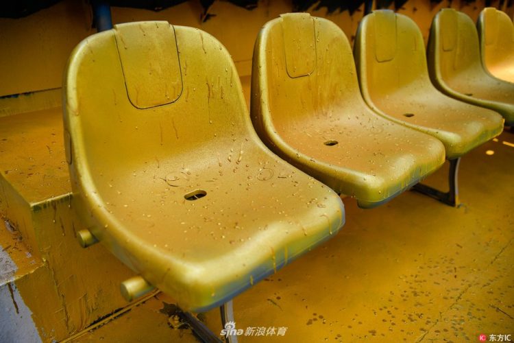 Фотография: Все по фэншую: китайский клуб покрасил стадион в золотой цвет на удачу, и это прокатило №4 - BigPicture.ru