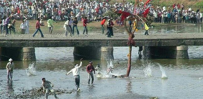 Фотография: Как в Индии проходит фестиваль метания камней Gotmar Mela, на котором гибнут люди №3 - BigPicture.ru