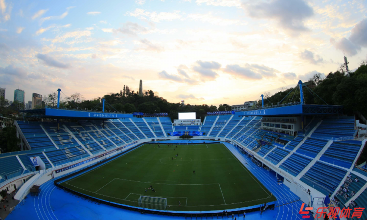 Фотография: Все по фэншую: китайский клуб покрасил стадион в золотой цвет на удачу, и это прокатило №2 - BigPicture.ru