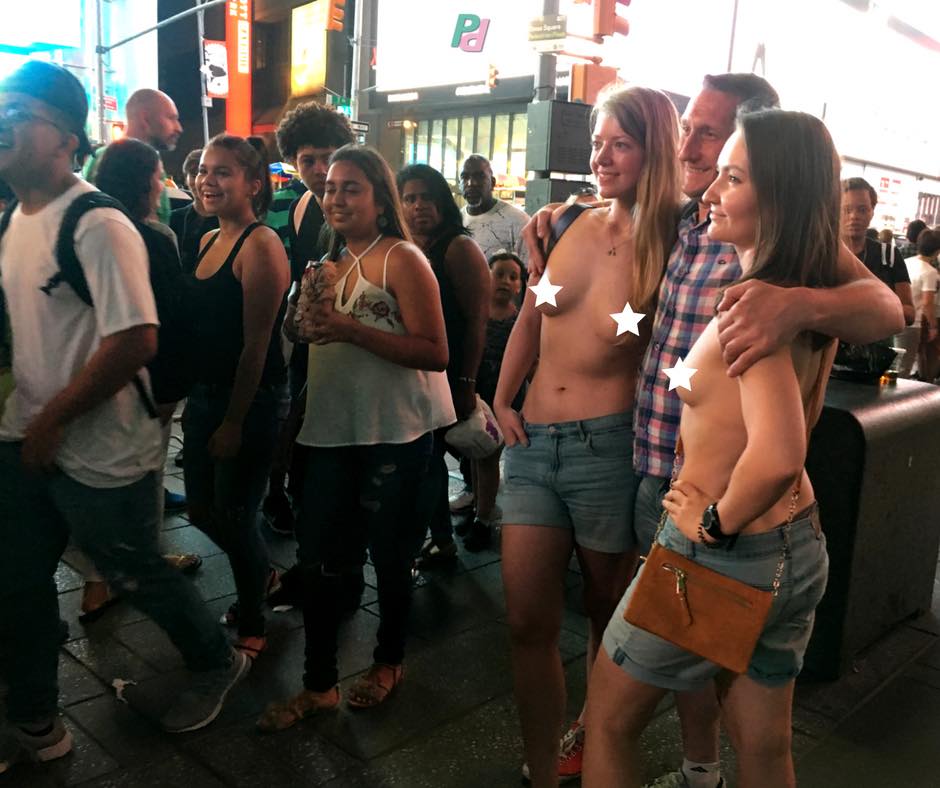Фотография: Две российские феминистки прошлись по центру Нью-Йорка, обнажив грудь №4 - BigPicture.ru