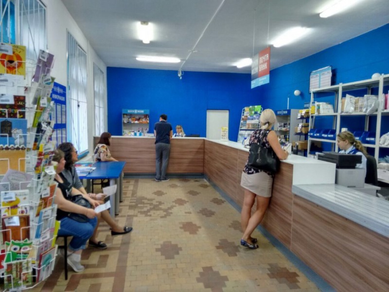 Фотография: Молодец, интернет! Соцсети высмеяли омское отделение почты, и его мигом отремонтировали №5 - BigPicture.ru