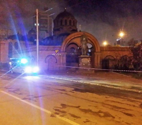 Фотография: В Новосибирске мужчина с топором атаковал памятник Николаю II №4 - BigPicture.ru