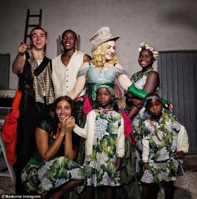 Фотография: Мадонна впервые показала всех своих шестерых детей №3 - BigPicture.ru