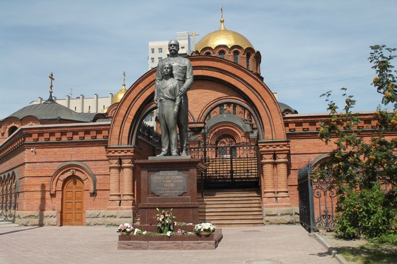 Фотография: В Новосибирске мужчина с топором атаковал памятник Николаю II №2 - BigPicture.ru