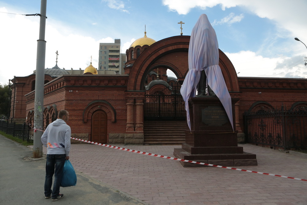Фотография: В Новосибирске мужчина с топором атаковал памятник Николаю II №7 - BigPicture.ru